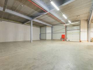 Met trots stellen wij u dit ruime magazijn met bijkomende kantoorruimte te huur voor, gelegen aan de Draaiboomstraat 6 te Wommelgem.Het pand geniet...