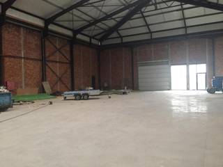 Recent gerenoveerd magazijn met uitstraling op Slachthuislaan van ca 1.907m², met prima zich locatie, te huur in Antwerpen.<br />De hal heeft een vrije hoogte van ca 10,85m.<br />Het magazijn beschikt over 2 sectionale poorten, waarvan één aan de rechterkant en één aan de linkerkant.<br />Kantoren zijn ingebouwd voor ca. 200m² in het magazijn.<br />Strategisch goed gelegen in het Noorden van Antwerpen, vlakbij de E19 en de Antwerpse Ring.