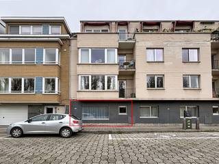 Welkom in de Jan Zonder Vreesstraat 24, een rustige maar centrale ligging in 9000 Gent. Dit appartement biedt een ideale combinatie van wooncomfort, en een uitstekende bereikbaarheid.<br /><br />Bij het binnenkomen word je verwelkomd door een ruime leefruimte met grote ramen die zorgen voor een aangename lichtinval doorheen de dag. De aangrenzende keuken is praktisch ingericht en biedt alle comfort voor dagelijks gebruik.<br /><br />Het appartement beschikt over twee volwaardige slaapkamers, ideaal voor koppels, jonge gezinnen, thuiswerkers of investeerders. De badkamer is netjes en voorzien van alle nodige faciliteiten.<br /><br />Een mogelijkheid als extra aankoop en een groot pluspunt is de privatieve garage, een absolute meerwaarde in deze buurt waar parkeergelegenheid schaars is. Daarnaast is er ook een handige privéberging, perfect voor het stockeren van seizoensmateriaal of extra huishoudspullen.<br /><br />De locatie is een echte troef: op wandelafstand van winkels, openbaar vervoer, scholen en het bruisende stadscentrum van Gent. Toch geniet je hier van een rustige woonomgeving, weg van de drukte.<br /><br />Dit appartement is ideaal voor wie op zoek is naar een comfortabele woonplek op een geliefde locatie of voor investeerders die een zorgeloze verhuur wensen.<br /><br />Een bezoek inplannen kan via de knop "bezoeken".<br /><br />Wil je graag meer informatie? Aarzel niet om contact op te nemen.