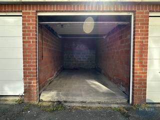 Gelijkvloerse garagebox in de Astridlaan te Nieuwpoort. Onmiddellijk vrij.