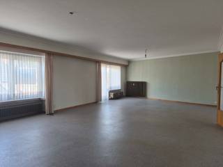 Dit ruime appartement is gelegen in het centrum van Beerse en bevindt zich op de tweede verdieping van een kleinschalig gebouw zonder lift. Via de inkomhal komt u terecht in de lichtrijke woonkamer, die voldoende ruimte biedt voor een gezellige zit- en eethoek. Aansluitend bevindt zich de keuken. Het appartement beschikt over twee grote slaapkamers, waardoor het ideaal is voor koppels, kleine gezinnen of wie graag extra ruimte heeft. Verder is er een praktische berging die ook perfect kan dienen als bureau of hobbyruimte. De badkamer is uitgerust met een ligbad, lavabo en toilet. Tot slot kunt u genieten van een balkon, een aangename plek om even buiten te vertoeven. Dankzij de centrale ligging bevinden winkels, horeca en openbaar vervoer zich op wandelafstand. In de gemeenschappelijke delen zit het voorschot voor de verwarming begrepen. Een BEZOEK aanvragen kan enkel online via WWW.VASTGOEDPARTNERS.BE