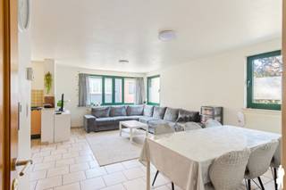 <p>3 slaapkamerappartement in kleinschalig gebouw. <br /><br />Centraal gelegen op wandelafstand van Antwerpse Steenweg met winkels, openbaar vervoer en vlotte verbinding naar Antwerpen. Verschillende groene zones en recreatiemogelijkheden bevinden zich op korte afstand, waaronder het prachtige Hobokense Polder, een uniek natuurgebied toegankelijk voor wandelaars en fietsers.</p>
<p><strong>Indeling:</strong> Inkomhal met gastentoilet, leefruimte ca. 22 m² op tegelvloer met deels open keuken (ingebouwde koelkast/diepvries en gasvuur), berging met plaats voor wasmachine/droogkast. Te renoveren badkamer met ligbad en lavabo, 3 compacte slaapkamers op tegel. CV op gas.</p>
<p><strong>Extra’s:</strong></p>
<ul>
<li>Energiezuinig appartement (EPC-label B 138 kWh/m²/j)</li>
<li>Elektrische installatie niet conform</li>
<li>Kleinschalig gebouw</li>
<li>Rolluiken</li>
<li>Appartement wordt momenteel verhuurd, huurcontract te respecteren</li>
</ul>
