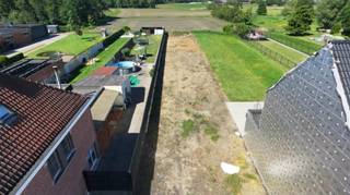 Découvrez ce magnifique terrain à bâtir pour une construction jumelée, situé au calme dans une zone extrêmement verte à Sint-Niklaas. Ici, vous profiterez chaque jour d'une vue dégagée sur de vastes champs et prairies, combinée au calme et au charme de la vie rurale.Avec une largeur de pas moins de 10 mètres et une profondeur impressionnante de 83 mètres, ce terrain à bâtir présente des dimensions exceptionnellement généreuses, ce qui est rare pour les terrains destinés à la construction de maisons jumelées. Le terrain offre donc de nombreuses possibilités pour une maison spacieuse avec un grand jardin et une intimité optimale.Le terrain fait partie d'un lotissement autorisé où tous les raccordements nécessaires aux services publics ont déjà été effectués. Grâce au permis de lotir délivré, ce terrain est entièrement prêt à être construit, de sorte que vous pouvez immédiatement commencer à construire la maison de vos rêves.Une opportunité idéale pour ceux qui recherchent un quartier résidentiel calme avec beaucoup de verdure, alors que les commerces, les écoles et les routes de liaison restent à portée de main.