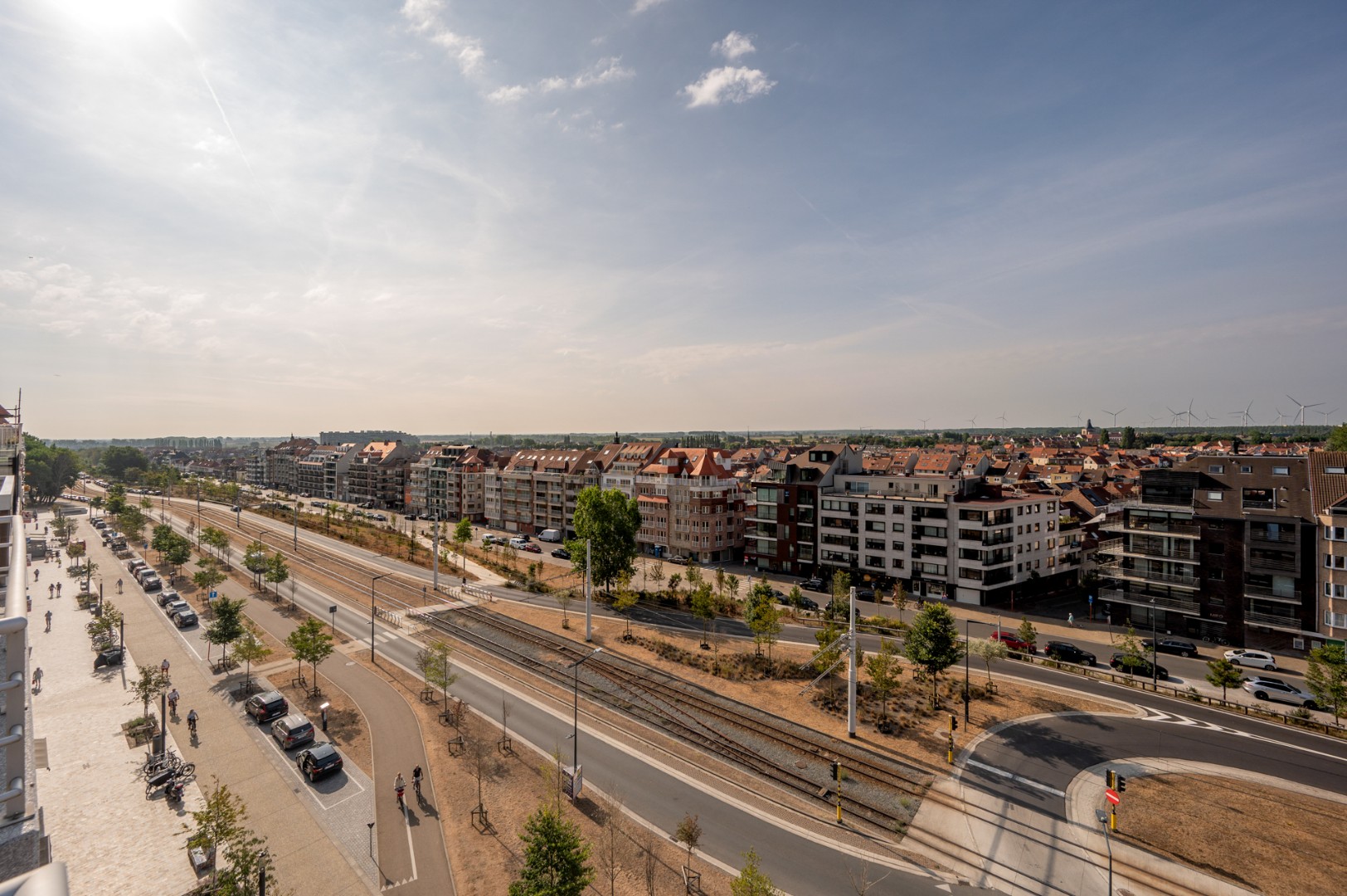 112m2 + terras. 2 slaapkamers - 2 badkamers. Extra ruimte boven (uitklaptrap)
