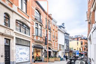 In de levendige Parijsstraat in Leuven bevindt zich deze uitzonderlijk gerenoveerde stadswoning met winkelruimte, ideaal voor wie wonen en werken...