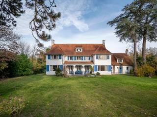 Located in the heart of the Zoute on a 1,912 m² plot, this exceptionally spacious and bright 498 m² villa features a south-facing garden. A...