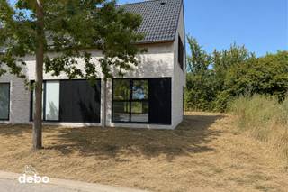Ontdek deze moderne halfopen nieuwbouwwoning, gelegen op een perceel met een totale oppervlakte van 401 m². De woning combineert hedendaags wooncomfort met een zeer energiezuinig karakter en een aangename, lichtrijke indeling.<br /><br />Op het gelijkvloers geniet u van een ruime en lichtrijke leefruimte met aansluitend een mooie leefkeuken. Daarnaast is er een praktische berging.<br />De eerste verdieping omvat 3 slaapkamers, een apart toilet en een comfortabele badkamer uitgerust met zowel bad als douche. Via een zolderluik bereikt u bovendien de zolder, ideaal als extra bergruimte.<br /><br />Ook technisch is deze nieuwbouwwoning helemaal mee met haar tijd. Zo beschikt ze over vloerverwarming, zonnepanelen en een regenwaterput van maar liefst 10.000 liter. Dit alles draagt bij aan een energiezuinige woning.<br /><br />Buiten is het heerlijk vertoeven in de aangename tuin, die voldoende ruimte biedt om in alle rust van het buitenleven te genieten.<br /><br />Een ideale woning voor wie op zoek is naar nieuwbouw, energiezuinigheid, ruimte en hedendaags wooncomfort.<br />Prijs exclusief btw op de constructiewaarde en registratierechten op de grondwaarde.