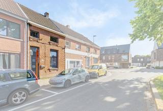 In de charmante Kazernestraat, waar erfgoed en gezelligheid samenkomen, vind je deze te renoveren woning met 3 slaapkamers. PVC-ramen met dubbel...