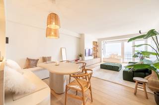 Magnifique appartement exceptionnellement rénové, idéalement situé sur la place Albert, emblématique du quartier du Zoute.<br /><br />Disposition : hall d'entrée spacieux avec vestiaire et toilettes pour invités. Espace de vie lumineux et impressionnant avec coin repas, caractérisé par de grandes baies vitrées offrant une vue panoramique sur la plage et la mer. Cuisine ouverte entièrement intégrée.<br /><br />Trois chambres, dont deux avec accès direct à la terrasse. Trois salles de bain modernes, dont une avec baignoire. Grand local à vélos commun dans le bâtiment.