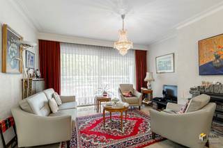 <p><span>Ter Rivierenlaan 6 (2e verd.) - Deurne</span></p><p><span> </span></p><p><span>Ruim appartement (110 m²) met 3 slaapkamers en terras (12 m²) in Deurne</span></p><p><span>Hier woon je op een steenworp van het Rivierenhof. Dankzij de nabijheid van bus, tram en velo-stations en de vlotte aansluiting op de autosnelweg geniet je hier van een uitstekende bereikbaarheid. Een ideale combinatie van rust, groen en mobiliteit.</span></p><p><span>Het appartement is gelegen op de tweede verdieping van een verzorgd gebouw met zes verdiepingen. De verwarming is collectief op gas en dankzij de gunstige EPC-score B geniet je van energiezuinig wonen.</span></p><p><span>Je komt binnen in de ruime inkomhal met praktische ingemaakte vestiairekast. Vooraan bevindt zich de lichtrijke woonkamer van 32 m², met aansluitend de aparte keuken van 8 m² met basisuitrusting. Zowel vanuit de leefruimte als de keuken heb je toegang tot het ruime, west-gerichte terras van 12 m², waar je heerlijk van de namiddag- en avondzon kan genieten.</span></p><p><span>Verder beschikt het appartement over een verzorgde badkamer van 6 m² met ligbad/douche en dubbele lavabo. Het toilet is apart. Aan de rustige achterzijde bevinden zich drie volwaardige slaapkamers van 9 m², 10 m² en 16 m².</span></p><p><span>Als extra troef is er de mogelijkheid om een garagebox mee aan te kopen.aan 25000€</span></p><p><span>Ben je op zoek naar een ruim appartement op een centrale locatie? Mis deze kans niet! Bewoonbare opp. 110 m² – ref.: bruto vloeropp. Voor meer info of een gratis schatting surf naar </span><span><span>www.hansimmo.be</span></span></p><p><span> </span></p>