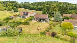 Charmante fermette parfaitement entretenue avec prairie supplémentaire et MAGNIFIQUE VUE sur la verdure, située dans un...