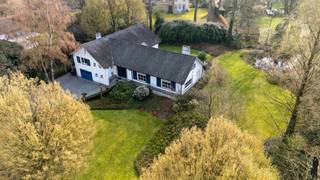 <strong>Uitstekend gelegen split-level villa in een gegeerde doodlopende straat.</strong><br /><br /><strong>Op een ruim perceel van ca. 2.853 m² met ca. 52 m straatbreedte en zuid-oost oriëntatie, ligt deze bijzondere villa met heel veel potentieel. </strong><br /><br /><strong>De gelijkvloerse verdieping:</strong><br />- <strong>inkomhal </strong>op tegel<br />- <strong>woonkamer </strong>op parket met zicht op het terras en een dubbele deur naar de tuin <br />- gezellig <strong>salon </strong>met houthaard, bar en zicht op de tuin<br />- aparte <strong>keuken </strong>met inbouwtoestellen waaronder vaatwasser, kookvuur, koelkast en heteluchtoven, met toegang naar de tuin<br /><br /><strong>Souterrain / niveau garage:</strong><br />- <strong>gastentoilet </strong>met aparte handenwasser<br />- inpandige <strong>garage </strong>met gootsteen, aansluiting voor wasapparatuur en technische voorzieningen zoals vernieuwde ACV SMART boiler en Vaillant CV-ketel<br />- <strong>bureau</strong>, ideaal als thuiswerkplek, of in te richten als slaapkamer<br />- <strong>slaapkamer </strong>op laminaat met toegangsdeur naar de tuin en een <strong>achterliggende kamer</strong> (bijv. in te richten als dressing of extra bergruimte)<br />- Toegang naar de<strong> kelder</strong> met kruipruimte<br /><br /><strong>Split-level:</strong><br />- <strong>nachthal</strong> met nachttoilet<br />- <strong>slaapkamer </strong>met lavabo<br />- <strong>douchekamer </strong>met douche en handdoekradiator<br />- afgesloten <strong>oudergedeelte </strong>met <strong>veiligheidsdeur </strong>en <strong>twee</strong> <strong>slaapkamers</strong>, waarvan één met lavabo<br />- <strong>badkamer </strong>met ligbad en lavabo <br />- <strong>Bergzolder </strong>aanwezig (vlizotrap)<br /><br /><strong>De tuin:</strong><br />- Een <strong>prachtige</strong>, <strong>zuidoost georiënteerde</strong> <strong>tuin </strong>met veel <strong>privacy</strong><br />- <strong>Terras </strong>én deels <strong>overdekt terras </strong>om het hele seizoen door buiten te genieten<br />- <strong>Tuinhuis</strong> en <strong>praktische</strong> <strong>buitenruimte</strong><br />- Een <strong>sfeervolle vijver</strong><br />- De woning ligt iets hoger, wat zorgt voor een aangenaam open gevoel en extra veel licht<br /><br /><strong>Algemeen:</strong><br />- De woning ligt <strong>centraal </strong>op het perceel, met rondom <strong>groen </strong>en <strong>ruimte</strong><br />- <strong>Oprit </strong>voor meerdere wagens<br />- Verwarming op gas via radiatoren (Vaillant - 2019)<br />- Gelegen in een <strong>doodlopende straat </strong>met een straatbreedte van ca. 52 meter