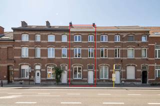 Deze leuke woning werd gerenoveerd met behoud van de authentieke elementen en biedt een gezellige thuis! De ligging nabij het centrum van...