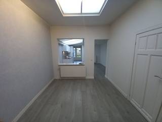 Deze ruime en charmante woning bevindt zich op een boogscheut van Kortrijk centrum en van de invalswegen.Ze bestaat uit:- de kelderverdieping met:...