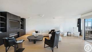 <span>Prestigieus appartement van ca 160m² met zeezicht en terrassen van ca 17m² te koop in een karaktervolle residentie op het Albertplein. Toplocatie hartje Zoute, vlakbij het strand, de zee en de winkels. Het appartement biedt een gevelbreedte van ca 8,6m. Indeling: Aangename lichtrijke leefruimte met gashaard en ruim overdekt terras dat zijdelings zeezicht biedt. Volledig ingerichte open keuken met alle voorzieningen / huishoudtoestellen van Miele, luxe en comfort. Berging met aansluiting wasmachine/droogkast en centraal stofzuigsysteem. Hoofdslaapkamer met dressing en luxueuze badkamer voorzien van een ligbad, inloopdouche, dubbele lavabo en toilet. 2de volwaardige slaapkamer met ingemaakte kasten. 3de slaapkamer dat eveneens ruimte biedt voor een dubbel bed. Gemeenschappelijke douchekamer met inloopdouche en dubbele lavabo. Alle slaapkamers hebben toegang tot het ruim terras achteraan. Apart toilet op de nachthal. Privatieve kelder en gemeenschappelijke fietsenberging in de residentie. Contacteer Knokke Real Estate om een bezoek in te plannen. </span>