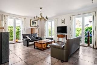 <p><span>Spacious home with a separate practice – or office space</span></p><p><span> </span></p><p><span>This versatile property, consisting of a semi-detached and a detached building, is quietly located near the train station and schools. The home combines comfortable living with a separate practice, office, or living area and offers numerous possibilities for self-employed individuals, professionals, or those living with their children.</span></p><p><span>The semi-open section includes an entryway with a guest restroom, a bright living area with a living room and dining room, a fully equipped kitchen, and a spacious storage room. </span></p><p><span>Upstairs, there are 3 spacious bedrooms, a bathroom with a bathtub, shower, and double sink, a separate toilet, and two insulated attics with the potential for a fourth bedroom.</span></p><p><span> </span></p><p><span>The separate, enclosed unit features its own entrance with a waiting room/office space and a restroom. This section can be perfectly configured as a practice space, office, apartment, or granny flat. It also includes a spacious living or office area, a kitchen, and a bathroom (still to be finished), as well as a large multipurpose room on the upper floor. A heat pump and air conditioning are installed.</span></p><p><span> </span></p><p><span>Highlights</span></p><ul><li><span>EPC rating B </span></li><li><span>Asbestos-safe certificate </span></li><li><span>3 to 4 bedrooms + possibility of an additional one</span></li><li><span>Separate practice/office area with its own entrance </span></li><li><span>Heat pump and air conditioning available </span></li><li><span>Quiet location near the train station and schools </span></li></ul><p><span> </span></p><p><span>An ideal property for those who want to combine living and working or are looking for a home with additional possibilities.</span></p><p><span> </span></p>