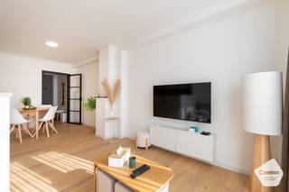 Dit <strong>recent gerenoveerde</strong> appartement combineert een moderne afwerking met comfort en een uitstekende ligging. Bovendien wordt het <strong>volledig bemeubeld</strong> verkocht, waardoor u hier zonder zorgen meteen kunt intrekken of gebruiken als investering of tweede verblijf.<br /><br />Bij het binnenkomen wordt u verwelkomd in een lange inkomhal die toegang verleent aan een mooie glazen deur die leidt naar de ruime en bijzonder <strong>lichtrijke woonkamer, voorzien van een kwalitatieve vloer.</strong><br /><br />Aansluitend bevindt zich de praktische, hedendaagse keuken, die uitgerust is met alle basisvoorzieningen en een functionele indeling heeft waardoor koken hier zowel comfortabel als efficiënt verloopt.<br /><br />Het appartement beschikt over <strong>twee volwaardige slaapkamers</strong>, elk voorzien van een dubbelbed met <strong>geïntegreerde opbergruimte</strong>, wat zorgt voor extra praktisch comfort. Eén van de slaapkamers is bovendien uitgerust met een ingebouwde kast, waardoor opbergruimte optimaal benut wordt.<br /><br />Daarnaast is er een badkamer aanwezig met douche en toilet, praktisch ingericht en perfect passend bij de moderne afwerking van het appartement.<br /><br />Een extra troef van dit appartement is zonder twijfel de <strong>centrale ligging</strong>. U bevindt zich hier op wandelafstand van het station, het strand en diverse winkels, waardoor alles wat u nodig heeft binnen handbereik ligt.
