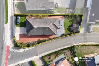 Op een aangename ligging nabij het centrum van Oudenburg bevindt zich deze alleenstaande bungalow op een perceel van 648 m². Dankzij de volledig gelijkvloerse indeling, drie slaapkamers en de zongerichte tuin is dit een bijzonder praktische woning met heel wat potentieel.<br /><br />De woning verwelkomt u via de inkomhal en beschikt over een open keuken met aansluitend een ruime en lichtrijke leefruimte. Het grote schuifraam zorgt voor een mooie verbinding met het terras en de tuin, terwijl de open haard extra sfeer brengt in de woonkamer.<br /><br />Verder zijn er drie slaapkamers en een badkamer met inloopdouche, dubbele lavabo en toilet. De voormalige garage werd ingericht als ruime wasplaats en beschikt bovendien over een extra douchekamer met toilet. Via deze ruimte is ook de stapelzolder bereikbaar, die voor bijkomende bergruimte zorgt.<br /><br />Buiten geniet u van een ruime oprit met elektrisch schuifhek, een zijtuin en een aangename, zongerichte achtertuin. Het terras met pergola en druivelaar vormt een gezellige plek om rustig van het buitenleven te genieten. Achteraan bevindt zich tevens een praktisch tuinhuis.<br /><br />De woning is voorzien van centrale verwarming op aardgas, dubbele beglazing en elektrische rolluiken aan de slaapkamers.<br /><br />Een interessante bungalow voor wie gelijkvloers wil wonen op een mooie locatie nabij het centrum van Oudenburg.