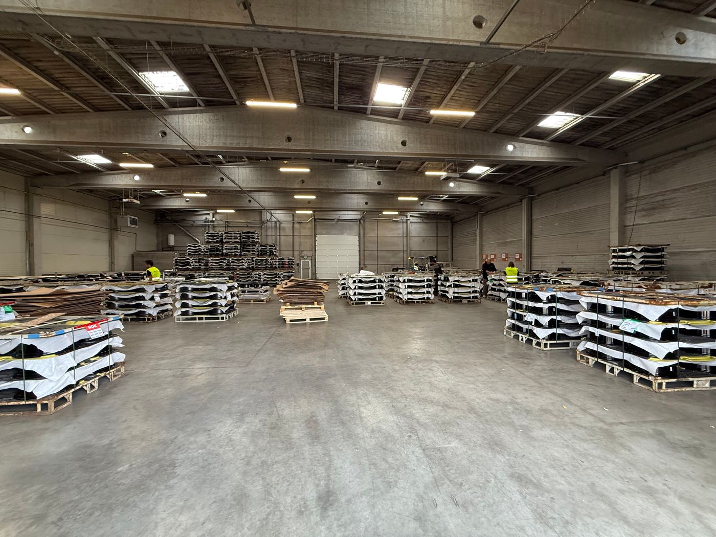 Uitstekend bereikbaar bedrijfsgebouw van 1.220 m² te huur te Gent (Desteldonk) - photo 2