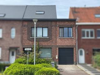 Ruime instapklare gezinswoning met 4 slaapkamers en mogelijkheid tot creëren van een vijfde, zonnepanelen en EPC B in rustige wijk van Onze-Lieve-Vrouw-Waver<br /><br />Op zoek naar een ruime woning waar je meteen je intrek kunt nemen? Deze instapklare rijwoning in een rustige en kindvriendelijke buurt van Onze-Lieve-Vrouw-Waver biedt maar liefst 200 m² bewoonbare oppervlakte en combineert charme, comfort en energiezuinig wonen.<br /><br />De woning beschikt over vier slaapkamers, met de mogelijkheid om eenvoudig een vijfde slaapkamer te creëren. De badkamer is uitgerust met zowel een ligbad als een inloopdouche.<br /><br />De lichtrijke en ruime leefkeuken vormt het gezellige hart van de woning en nodigt uit om samen te koken en te genieten. Op zonnige dagen is het aangenaam vertoeven op het terras van de zuid gerichte tuin, terwijl de diepe garage niet alleen plaats biedt aan een wagen, maar ook extra opslagruimte voorziet.<br /><br />Ook op energetisch vlak scoort deze woning uitstekend. Met een EPC-label B, zonnepanelen, centrale verwarming op aardgas en airconditioning in de zolderkamers ben je verzekerd van een aangenaam wooncomfort én een lagere energiefactuur.<br /><br />Troeven op een rij:<br /><br />200 m² bewoonbare oppervlakte<br />4 slaapkamers + mogelijkheid tot 5e slaapkamer<br />Ruime leefkeuken<br />Badkamer met ligbad én inloopdouche<br />2 toiletten<br />Terras<br />Diepe garage<br />EPC B<br />Zonnepanelen<br />Elektriciteitskeuring wordt in orde gebracht<br />Airconditioning in de zolderkamers<br />Rustige ligging in Onze-Lieve-Vrouw-Waver<br /><br />Een ideale woning voor gezinnen of wie op zoek is naar extra ruimte, zonder in te boeten aan comfort of energiezuinigheid. Plan snel een bezoek en ontdek zelf alles wat deze woning te bieden heeft.<br /><br />Bezoek op afspraak.