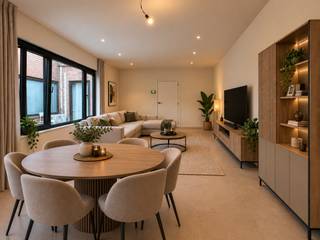 Deze volledig nieuwe, instapklare woning combineert modern wooncomfort met een praktische indeling.<br /><br />Op het gelijkvloers beschikt de woning over een ruime inkomhal, een gastentoilet en een kelder. De lichtrijke leefruimte (foto bemeubeld via AI) sluit aan op de modern ingerichte keuken, voorzien van een koelkast, oven, dampkap, fornuis en vaatwasser. Aansluitend bevindt zich een handige berging met aansluiting voor een wasmachine.<br /><br />De trap leidt naar de eerste verdieping, waar zich drie slaapkamers en een moderne badkamer bevinden. De badkamer is uitgerust met een lavabomeubel, inloopdouche en toilet. Daarnaast beschikt de woning over een zolder, ideaal als extra bergruimte.<br /><br />Buiten geniet je van een aangenaam terras en een stadstuin. De tuin wordt in het najaar nog voorzien van grasmatten.<br /><br />Een volledig nieuwe woning die meteen klaar is om te betrekken, met alle hedendaagse comfort en een praktische indeling.