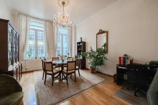 Karaktervolle herenwoning te koop met 3 slaapkamers gelegen langs de Leon Spilliaertstraat met 3 slaapkamers, koer, volledig onderkelderd en een indrukwekkende zolderkamer in het hart van Oostende. <br /><br />Indeling:<br />* gelijkvloers: <br />- inkomhal<br />- apart toilet<br />- zeer lichtrijke leefruimte met hoge plafonds<br />- keukenruimte voorzien van spoeltafel, vaatwasmachine, oven en gaskookplaat <br />- koer<br /><br />*Tussenverdieping<br />- toilet <br />- slaapkamer 1 (11 m²) <br /><br />*Eerste verdieping: <br />- slaapkamer 2 met douche, bad en lavabo <br />(mogelijkheden opsplitsen in 2 ruime kamers ( 43m²)<br /><br />*Zolderverdieping<br />- nachthal <br />- zolderkamer met authentieke houten balkenstructuur en dakramen (42m²)<br /><br />De woning biedt veel mogelijkheden en is ook volledig onderkelderd. <br /><br />Pluspunten:<br />- ruime herenwoning met veel karakter<br />- prachtige, multifunctionele zolderruimte<br />- zeer grote kelderverdieping met natuurlijk daglicht<br />- zeer centraal gelegen <br /><br />Op zoek naar een woning met karakter? Contacteer ons voor een bezoek ter plaatse. <br /><br /><br />Dit pand is onderworpen aan de renovatieverplichting van de Vlaamse overheid voor residentiële gebouwen (behoudens bij sloop binnen 5 jaar na de aankoop). Consulteer voor meer informatie de website van het Vlaams Energie- en Klimaatagentschap via https://www.vlaanderen.be/een-woning-kopen/renovatieverplichting-voor-residentiele-gebouwen<br /><br />Bestuursmaatregelen in het maatregelenregister: in aanvraag<br /><br />Deze AI-visualisaties zijn bedoeld als inspiratie. Er werd geen rekening gehouden met technische specificaties, stedenbouwkundige voorschriften of de concrete mogelijkheden tot realisatie.