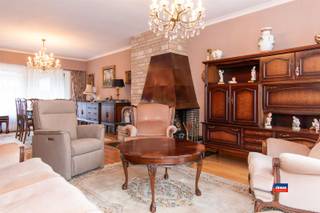 <p><span>HOBOKEN | RIJWONING MET DRIE SLAAPKAMERS, VOOR- EN ACHTERTUIN EN ZOLDER OP EEN TOTALE GRONDOPPERVLAKTE VAN 257m² | EPC C |</span></p><p><span>Indeling als volgt: voortuin - inkom/traphal - toilet - woonkamer - geïnstalleerde keuken - tuin.</span></p><p><span>Eerste verdieping: overloop - nieuwe badkamer met douche, lavabomeubel en toilet - 3 slaapkamers.</span></p><p><span>Zolderverdieping: te renoveren zolder te bereiken met uittrekbare trap. Droge kelder met aansluiting wasmachine en meters nutsvoorziening.</span></p><p><span>Solide betonconstructie. </span></p><p><span>Gelegen in een rustige woonwijk, op loopafstand van park, natuurgebied, zwembad, winkels en scholen.</span></p>