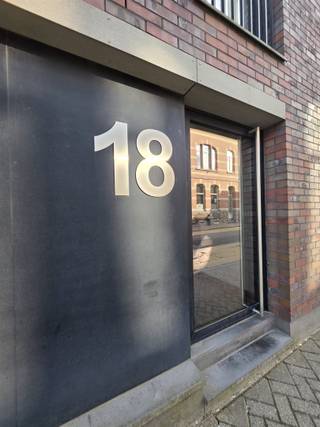 <p><span>immo Talenco vend à Stoofstraat 18 bus 32 - 1785 Merchtem cet appartement duplex récent (2016), situé au centre et pratiquement meublé, y compris une place de parking souterrain privée. Espace de vie agréable et lumineux, 3 chambres à coucher, cuisine ouverte contemporaine entièrement équipée, salle d'eau avec douche à l'italienne. Idéalement situé à proximité des transports publics (gare à 5 min), des principales voies d'accès, des écoles et des commerces. Prêt à emménager !</span></p><p><span> </span></p><p><span>Sous-sol -1 :</span><span> une place de parking souterrain P 16.</span></p><p><span> </span></p><p><span>Rez-de-chaussée :</span><span> </span><span>entrée commune avec escalier, ascenseur disponible, accès au parking souterrain.</span></p><p><span> </span></p><p><span>Troisième étage :</span><span> Un hall commun, une porte d'entrée appartement privé, une entrée privée avec vestiaire/local technique, des toilettes individuelles pour invités avec lavabo, un salon et une salle à manger accueillants et lumineux de ± 40 m² avec une cuisine ouverte entièrement équipée avec des appareils contemporains de la marque Siemens (armoires basses et supérieures, plaque de cuisson extra large, four traditionnel, hotte aspirante, évier en acier inoxydable, lave-vaisselle), un escalier en bois de hêtre menant au quatrième étage, une grande terrasse de ± 15 m² côté rue et ± 9 m² à l'arrière et une chambre/un espace bureau de 8 m².</span></p><p><span> </span></p><p><span>Quatrième étage : </span></p><p><span>Hall de nuit, salle de bain entièrement équipée avec douche à l'italienne – lavabo – miroir – meubles de salle de bain - toilette, 2 chambres à coucher de 9 m² - 14 m² équipées de fenêtres de toit de marque Velux.</span></p><p><span> </span></p><p><span>Caractéristiques générales</span><span> </span></p><p><span>Vitrage : vitrage thermo-isolant dans des fenêtres en aluminium thermolaquées en gris, parapet en acier en harmonie avec les fenêtres</span></p><p><span>Disponibilité : à la signature de l'acte notarié</span></p><p><span>Surface habitable de ± 104 m², hors 2 grandes terrasses de 24 m² au total (orientées Sud + Nord)</span></p><p><span>Année de construction : 2016</span></p><p><span>Police d'assurance incendie présente</span></p><p><span>PEB : 96,11 kWh/m²/an ; Niveau E : E69 ; Niveau K : K 34 - UC 23052-G-2013/117/EP15320/A001/D01/SD012</span></p><p><span>Charges communes € +/- € 90,00/mois </span></p><p><span>Compteurs individuels de consommation d'eau, de chauffage et d'électricité</span></p><p><span>K.I. : € 941,00 appartement et € 52,00 emplacement</span></p><p><span>Registre des mesures : pas de mesures de sécurité ou d'assainissement public en place</span></p><p><span>Sensibilité aux inondations : P-score D - G-score D</span></p><p><span>Électricité photovoltaïque conformément à l'AREI</span></p><p><span>Westminster Residence : bâtiment de petite taille avec 12 entités</span></p><p><span>R.O. : Wg, Gmo, Gdv,Gvkr, Gvv</span></p><p><span>Chauffage : CH au gaz naturel HR + chaudière</span></p><p><span>Analyse de l'eau : non située en zone inondable</span></p><p><span> </span></p><p><span>Visites : sur rendez-vous avec le bureau immobilier, demandes de préférence par e-mail : </span></p><p><span><span>info@immotalenco.com</span></span><span> </span></p><p><span>Personne de contact : Jean Robyns</span></p><p><span>GSM : 0474/01.10.50 Tel : 052/57.50.01- </span><span><span>jean@immotalenco.com</span></span></p><p><span>Pour toute information : </span><span><span>www.immotalenco.com</span></span></p><p><span> </span></p>