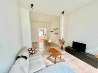 Dit gelijkvloers appartement is gelegen in de Rolwagenstraat 34 te Zurenborg, een van de meest gegeerde en karaktervolle buurten van Antwerpen. Zurenborg combineert het beste van twee werelden: een rustige, residentiële omgeving met tegelijk tal van gezellige cafés, restaurants en winkels op wandelafstand. Het appartement bevindt zich in een verzorgd gebouw met een hedendaagse uitstraling en werd recent opgefrist, wat zorgt voor een moderne en instapklare indruk.
Indeling
Bij het betreden van het appartement kom je terecht in een ruime en lichtrijke leefruimte, die naadloos overgaat in een open keuken met kookeiland. Deze keuken is volledig uitgerust en vormt het hart van de woning.
Vanuit de leefruimte heb je toegang tot een aangenaam en ruim terras, waar je in alle rust kan genieten van het buitenleven.
Verder beschikt het appartement over een volledig ingerichte badkamer, uitgerust met zowel een ligbad als een douche. Daarnaast is er een multifunctionele ruimte die perfect kan dienen als wasplaats, bureau of extra kamer. De master bedroom is royaal van formaat en biedt voldoende plaats voor uitgebreide kastruimte. 
In de gang van het gebouw is bovendien ruimte voorzien voor het stallen van fietsen.
Troeven
•	Vlotte bereikbaarheid 
•	Ruime en lichtrijke leefruimte 
•	Open keuken met kookeiland 
•	Aangenaam terras 
•	Badkamer met ligbad én douche 
•	Grote master bedroom met veel kastruimte 
•	Fietsenberging
