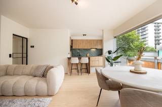 Gerenoveerd appartement met twee slaapkamers en balkon nabij het Runcvoortpark te Merksem!<br /><br />Het appartement gelegen op de eerste verdieping en van A tot Z gerenoveerd in 2026 is als volgt ingedeeld: via de inkomhal met apart toilet betreedt men het appartement, deze geeft toegang tot de lichtrijke leefruimte met open haard en een vernieuwde open keuken voorzien van toestellen. <br /><br />Via de schuiframen heeft men toegang tot het balkon (ca. 4m2) aan de voorzijde. <br /><br />Aan de achterzijde bevinden zich een eerste ruime slaapkamer (13m2) voorzien van elektrische rolluiken, een tweede slaapkamer (8m2) voorzien van handmatige rolluiken en een mogelijke derde slaapkamer (7m2) die ook kan dienen als bureauruimte, berging of polyvalente ruimte.<br /><br />De badkamer is voorzien van een moderne inloopdouche met regendouchekop, dubbele lavabo en aansluitingen voor droogkast en wasmachine. <br /><br />Ruime en privatieve kelderberging met stroomvoorziening mee inbegrepen en ook een gemeenschappelijke fietsenstalling aanwezig. <br /><br />Mogelijkheid aankoop van een privatieve (buiten)autostaanplaats aan 15.000 Euro.<br /><br />Belangrijkste kenmerken:<br /><br />- Recente totaalrenovatie (2026)<br />- Gunstige EPC score 148 (B label)<br />- Goed onderhouden gebouw met lift<br />- Vernieuwde CV-ketel op gas <br />- Elektriciteit conform tot 2051<br /><br />81m2 bewoonbare oppervlakte cfr EPC.<br /><br />Dit appartement wordt aangeboden met een startprijs van 249.000 Euro.<br /><br />Wenst u een bezoek of meer informatie? Dan kan u ons contacteren via info@dvarealestate.be of 03/297.00.00.
