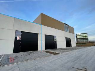 Nieuwbouw KMO-unit met een oppervlakte van <strong>+/- 178 m²</strong> en 2 privatieve parkeerplaatsen te huur. Fantastisch gelegen langs de Kwadestraat in de schaduw van het Westwing Park.<br /><br />Het<strong> casco magazijn </strong>is opgebouwd uit een staalconstructie met een buitenschil bestaande uit een combinatie van geïsoleerde betonpanelen en sandwichpanelen. De loods, brandklasse B, heeft een vrije hoogte van +/- 6 meter en is toegankelijk via een automatische sectionale poort (4 m B x 4,5 m H) met een aparte toegangsdeur en glaspartij. Verder is er verlichting, water en elektriciteit aanwezig. <br /><br />De unit maakt deel uit van het bedrijvenpark "<strong>Hexahub</strong>" dat ondernemen combineert met een knappe architectuur. De strategische ligging, pal in het hart van ondernemend Roeselare, aan afrit Rumbeke, AZ Delta en Westwing Park, zorgt voor een vlotte bereikbaarheid en biedt een uitstekende uitvalsbasis voor de hele regio.<br /><br />Ruime parkeer- en manoeuvreerruimte voorzien op het terrein. <br />Onmiddellijk beschikbaar.<br /><br />Contacteer <strong>PANORAMA B2B</strong> voor bijkomende inlichtingen, plannen of een vrijblijvend plaatsbezoek <strong>050 300 800</strong>.