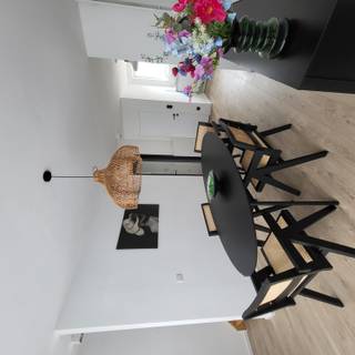 Te huur: Bemeubelde woning in de Zelestraat, hartje Mechelen, op wandelafstand van scholen, park en openbaar vervoer.Deze charmante woning met...