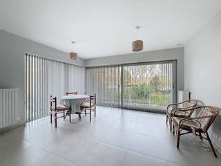 Dit modern nieuwbouw appartement te huur bevindt zich vlakbij duinengebied 'De Hoge Blekker' en op 15 minuten stappen van het strand. . Tal van sportfaciliteiten zijn aan de overkant van de straat terug te vinden. INDELING:> Eerste verdieping:- Inkomhal ;- Gastentoilet;- Lichtrijke leefruimte met toegang tot terras vooraan ;- Eetkamer met geïnstalleerde keuken voorzien van spoelbak, keramische kookplaat, dampkap, vaatwasser, combioven en frigo - praktische berging;- Slaapkamer 1; - Slaapkamer 2; - Badkamer voorzien van ligbad en wastafel ;De kelderverdieping bevat: - Gemeenschappelijke fietsenberging; - Gemeenschappelijk vuilnislokaal. TROEVEN:- Op wandelafstand van de duinen;- Energiezuinig (EPC A!);- Veel lichtinval en zonnig terras;- Staanplaats inclusiefBeschikbaar vanaf: Onmiddellijk beschikbaarGemeenschappelijke kosten: + €90,-/maandBent u geïnteresseerd in dit pand te huur in Koksijde? Ga naar de website www.dewaele.com, klik op het pand dat u wenst te huren. Via de rode knop "vraag uw bezoek aan" vragen we u kort een profiel in te vullen. Daarna nemen we contact op voor een bezoek. Telefonisch kunnen er geen afspraken gemaakt worden.