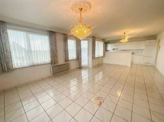 BIEDEN VANAF 170.000 € - ZEER LICHTRIJK EN ZONNIG APPARTEMENT IN ROESELARE MET TWEE SLAAPKAMERS, TWEE TERRASSEN EN EEN DUBBELE GARAGE Dit moderne appartement in het hart van Roeselare biedt een ideale woonplek voor gezinnen of koppels die naar kwaliteit en comfort zoeken. Het pand ligt in een goed onderhouden gebouw op een zeer gunstige locatie nabij het stadscentrum en winkels.HET APPARTEMENT BESCHIKT OVER:Een ruime woonkamer met open panoramisch zicht, voorzien van grote ramen die veel natuurlijk licht binnenbrengen. De aangrenzende open keuken is praktisch ingericht en biedt alle nodige voorzieningen. Deze combinatie creëert een gezellige leefruimte. Naast de keuken is er een berging met plaats voor wasmachine en droogkast. De keuken geeft uit op een zonnig terras.Twee ruime slaapkamers die beide uitgeven op een tweede terras. Een volledig uitgeruste badkamer met ligbad/douche, toilet en wastafel. Er is ook nog een afzonderlijk gastentoilet.EXTRA VOORDELEN:Dubbele garage vanuit de inkomhal te bereiken, vlakbij de lift. (De garage is bij te kopen voor 37.500 € - dit is een zeer grote garage met automatische poort – een must have in het centrum).Gerieflijke kelderberging is inbegrepen.Het gebouw is kleinschalig en zeer goed onderhouden.Dit appartement is een uitstekende keuze voor wie op zoek is naar comfortabel en praktisch wonen in Roeselare, met alle gemakken van een centraal gelegen appartement. BIEDEN VANAF 170.000 €