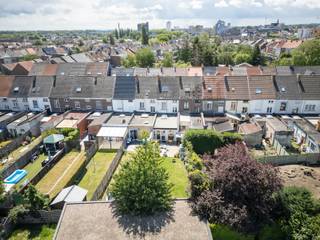 Volledig gerenoveerde rijwoning met stadstuin in Aalst<br />Deze instapklare woning combineert modern wooncomfort met de charme van een stadswoning. Gelegen in het centrum van Aalst, geniet je van alle voorzieningen op wandelafstand: winkels, scholen, horeca en openbaar vervoer.<br />De woning werd volledig gerenoveerd en beschikt over een ruime en lichtrijke leefruimte die in directe verbinding staat met de tuin. De mooie stadstuin is verrassend groot en vormt een oase van rust midden in de stad.<br />Indeling:<br />Gelijkvloers: inkomhal, bureel (mogelijkheid tot slaapkamer 4), toilet, gezellige woonkamer met veel lichtinval, moderne keuken, toegang tot de tuin.<br />Verdiep1 : slaapkamer en een moderne, stijlvol afgewerkte badkamer.<br />Verdiep2 : 2 slaapkamers<br />Troeven:<br />Volledig gerenoveerd – instapklaar<br />Grote stadstuin, uniek in het centrum<br />Moderne badkamer en kwaliteitsvolle afwerking<br />3 slaapkamers, met uitbreidingsmogelijkheid naar 4<br />Een ideale woning voor wie comfortabel wil wonen in de stad, mét een ruime tuin.<br />Zou u graag de nieuwe eigenaar worden van dit prachtige pand. Voor meer info www.hyboma.be of wenst u graag een bezoek ter plaatse contacteer dan Guy 0479/88 88 06 of Hyboma op 051 480 980!