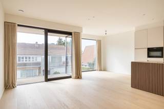<strong>Knokke: Prachtig Instapklaar nieuwbouwappartement met 2 slaapkamers en zuidgericht terras te koop in residentie 'Maurice'.</strong>
<p>Op een uitstekende ligging in Knokke, vlakbij Duinenwater, het Zegemeer en het centrum, vinden we dit prachtig nieuwbouwappartement in de stijlvolle residentie “Maurice”. Het appartement is gelegen op de eerste verdieping en werd met oog voor comfort en kwaliteit afgewerkt. Dankzij de zuidgerichte oriëntatie geniet de leefruimte bovendien van aangename lichtinval en een zonnig, overdekt terras. Als extra troef is er de mogelijkheid om een makkelijk toegankelijke autostaanplaats aan te kopen (€ 65.000). Deze bevindt zich in de residentie en is bereikbaar via een autolift. Er is reeds een kabel voorzien voor het plaatsen van een laadpunt voor een elektrische wagen.<br /><strong>Verkoop onder het BTW-stelsel.<br /><br />Indeling: </strong><br />Inkomhal met gastentoilet, aangename en lichtrijke leefruimte, zuidgericht terras, gezellige zit-/eethoek, open keuken voorzien van alle nodige toestellen, praktische berging, 2 volwaardige slaapkamers, badkamer met inloopdouche en dubbele wastafel, douchekamer. <br /><br /><strong>Troeven: </strong></p>
<ul><li>Nieuwbouwresidentie 'Maurice'.</li><li>Centrale ligging nabij Duinenwater, het Zegemeer, Lakeside Paradise en het centrum van Knokke.</li><li>Zuidgericht, overdekt terras.</li><li>Volledig geschilderd en instapklaar</li><li>Mogelijkheid tot aankoop autostaanplaats (€ 65.000) + mogelijkheid tot elektrisch laden.</li></ul>
Meer informatie? Contacteer Ayita op 0496 13 43 12 of via ayita@eraservimo.be