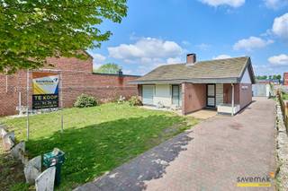 <p><span>Deze laagbouwwoning werd recentelijk zeer grondig gerenoveerd.</span></p><p><span> </span></p><p><span>Bovendien is ze gelegen in een verkeersarme straat en op wandelafstand van 3 warenhuizen en het centrum van Leopoldsburg.</span></p><p><span> </span></p><p><span>In de details zie je dat de verbouwing deftig werd uitgevoerd: de keuken, leefruimte en badkamer werden volledig ‘aangepakt’.<br /><br />Maar ook technisch zit je goed:</span></p><p><span> </span></p><ul><li><span>EPC label C! Dus geen zorgen over energetisch renoveren.</span></li><li><span>20 zonnepanelen voor een zachte elektriciteitsrekening</span></li><li><span>Slechts 1 asbesttoepassing</span></li><li><span>Warmtepomp (LLWP) in keuken, woonkamer, bijkeuken en master bedroom </span></li><li><span>Grondwaterput voor gebruik in de tuin.</span></li></ul><p><span> </span></p><p><span>Hou je het graag makkelijk, dan is dit de ideale woning want alles is gelijkvloers.</span></p><p><span> </span></p><p><span> </span></p><p><span>Op de zolder is nog zeer veel bergruimte en de hal van ongeveer 104m² achteraan op het perceel biedt nog zoveel meer.</span></p><p><span> </span></p><p><span> </span></p>