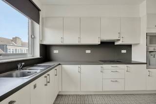 Ontdek dit ruime 3-slaapkamerappartement uit 1974, gelegen op de derde verdieping, met een bewoonbare oppervlakte van maar liefst 112 m². Dankzij de centrale ligging en de praktische indeling vormt dit appartement een uitstekende keuze voor zowel eigen bewoning als investering.<br /><br />Via de inkomhal bereik je de lichtrijke en ruime woonkamer, die aansluit op de keuken. De nachthal biedt toegang tot drie volwaardige slaapkamers, een badkamer, een apart toilet en een handige berging.<br /><br />Daarnaast beschikt het appartement over een private kelderberging en een garagebox, die verplicht mee aan te kopen zijn voor € 20.000.<br /><br />Ben je op zoek naar een ruim en comfortabel appartement op een gunstige locatie, waar je kan genieten van alle voorzieningen binnen handbereik én zonder parkeerzorgen? Of ben je als investeerder op zoek naar een interessant verhuurpand? Dan is dit appartement zeker een bezoek waard.<br /><br />De relevante documenten zijn eveneens beschikbaar op onze website: www.dewaele.com.<br /><br />Deze AI-visualisaties zijn bedoeld als inspiratie. Er werd geen rekening gehouden met technische specificaties, stedenbouwkundige voorschriften of de concrete mogelijkheden tot realisatie.