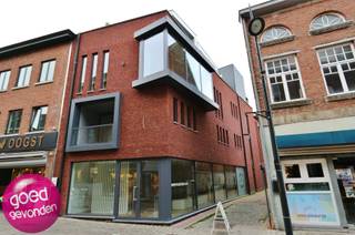 Erg mooi appartement in het hart van de stad met 2 slaapkamers en een leuk zuid-gericht terras, gelegen op de eerste verdieping.LIFT AANWEZIG !Dank...