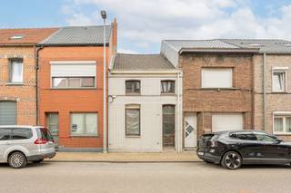 <p><strong>Welkom in de Appeldonkstraat 216 te Willebroek</strong></p><p>Deze instapklare woning met 3 slaapkamers en 2 badkamers geniet van een centrale ligging en biedt verrassend veel ruimte.</p><p>Via de inkomhal betreedt u de ruime en gezellige leefruimte met open keuken, die het hart van de woning vormt. Op het gelijkvloers bevindt zich tevens de eerste badkamer.</p><p>De lichtrijke veranda vormt de verbinding met de knusse tuin en de ruime garage, waar probleemloos twee wagens kunnen worden gestald. Dankzij de toegang via de Appeldonkweg is de garage bovendien langs beide zijden bereikbaar.</p><p>Op de eerste verdieping bevinden zich drie slaapkamers. De master bedroom beschikt over een eigen ensuite badkamer, wat zorgt voor extra comfort en privacy.</p><p>Daarnaast biedt de ruimte onder het dak nog mogelijkheden om een vierde slaapkamer, hobbyruimte of bureau te creëren.</p><p>Op wandelafstand vindt u diverse winkels, horecagelegenheden en de nabijheid van de N16, A12 en E19 zorgen voor een vlotte bereikbaarheid.</p><p> </p><p>Kortom, een ruime en veelzijdige woning die klaar is om haar nieuwe bewoners te verwelkomen.</p><p>Stedenbouwkundige info: Vg – Wg – Gdv – Gvkr – Gvv</p><p> </p><p>Meer info en documenten op www.malines-group.be</p>