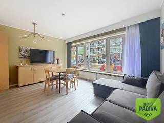 Gelijkvloerse gemeubelde studio op wandelafstand van de zeedijk van Middelkerke<br /><br />Ontdek deze lichtrijke studio op een uitstekende ligging te Middelkerke. De studio beschikt over een ingerichte keuken, leefruimte, badkamer en slaaphoek. Studio is voorzien van nieuwe pvc ramen.<br /><br />Indeling: GLV: inkomhal/slaaphoek - badkamer met ligbad, lavabo en toilet - ingerichte keuken - leefruimte. -1°V: kelderberging. <br /><br />Extra troeven is de zeer centrale ligging, smaakvol bemeubeld en gemakkelijk toegankelijk.<br /><br />Huurprijs: 650,00 EUR/maand<br />Provisie gem. kosten: 50,00 EUR/maand<br /><br />📩 Interesse? Vul het contactformulier in of mail naar josefien@immopadiva.be<br />📞 Telefonisch kunnen geen afspraken worden ingepland.
