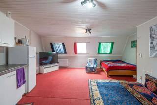 <p>Deze studio, gelegen in de Rasphuisstraat, biedt een uitstekende opportuniteit zowel als eigen woonst als voor wie op zoek is naar een interessante investeringseigendom.<br />Dit pand is momenteel namelijk verhuurd.</p><p>De studio beschikt over een leefruimte met keuken en een badkamer met inloopdouche en toilet.</p><p>De ligging is absoluut een grote troef. Gelegen op korte afstand van het centrum van Gent, met een vlotte bereikbaarheid dankzij de nabijheid van belangrijke invalswegen en het openbaar vervoer. Daarnaast bevinden winkels, horeca, onderwijsinstellingen en recreatiemogelijkheden zich binnen handbereik.</p><p>Kortom, een ideale opportuniteit voor wie op zoek is naar een centraal gelegen woonst of naar een pand met aantrekkelijk verhuurpotentieel in een gegeerde buurt.</p>