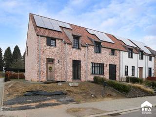 Deze energiezuinige pastorijwoning (bouwjaar 2022, EPC-label A) bevindt zich in een aangename nieuwbouwwijk in Hoeselt, waar een rustige...