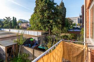 Zéér gunstig en centraal gelegen appartement op de 1eV aan de Jan Moorkensstraat, een rustige zijstraat van de Grote Steenweg! Dit eigendom bevindt zich op <strong><em>wandelafstand van verschillende winkels, scholen en het openbaar vervoer</em></strong> (zowel bus als tram), en vlakbij het <em><strong>Brilschanspark met speeltuin</strong></em>. Zeer aangename en <strong><em>kindvriendelijke woonomgeving</em></strong>! De Ring van Antwerpen ligt op slechts 2 min. rijden, ideaal voor woon-werkverkeer. <br /><br />Dit appartement werd steeds tip top onderhouden! Het heeft een zeer goede EPC score (<em><strong>Label B)</strong></em> en de keuring van de elektriciteit is volledig <strong><em>conform</em></strong>. De voor- en achtergevel werden geïsoleerd. Er is een syndicus in het gebouw, de gemeenschappelijke kosten bedragen €260,-/maand INCLUSIEF water en verwarming + €50,-/maand spaarfonds. <br /><br />Het is ingedeeld als volgende:<br />-1: een privatieve kelder<br />1eV: een inkomhall met ingemaakte kasten, <strong><em>3 slaapkamers</em></strong>, een ingerichte badkamer, een apart toilet, een woonkamer met geïntegreerde, open keuken en een klein terras achteraan, bereikbaar via de 2e slaapkamer.<br /><br />📞 Contacteer ons vandaag nog voor een afspraak via info@leximmo.be of 03/459.99.99!<br />