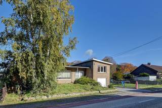 Deze ééngezinswoning gelegen te Paal heeft een mooie leefruimte met daarnaast een ruime keuken, 3 slaapkamers en een badkamer.<br />Verder vinden we nog een garage, wasplaats/berging en kelder terug.<br />Het huis is gelegen op een perceel van circa 8 are met een straatbreedte van ongeveer 28m, hierdoor heb je zowel achter het huis als aan de zijkanten veel ruimte om te genieten van de tuin.<br />Extra troeven: PVC ramen met dubbel glas, airco<br /><br />Heb je interesse en/of wil je het huis graag bezichtigen? Bel dan snel op het nummer 0491 15 30 43 of mail naar hallo@nielsvastgoed.be Ik help je graag verder.