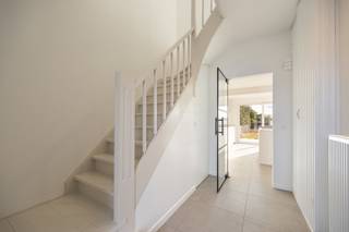 Deze volledig gerenoveerde woning werd afgewerkt met kwalitatieve materialen en heeft volgende indeling: een ruime inkomhal met gastentoilet...