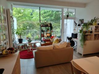 Dit appartement geniet van een uitstekende ligging op wandelafstand van de markt van Tielt, naast Delhaize. <br />Het pand is volledig instapklaar; geschilderd, armaturen,..... Alsook is het appartement uitgerust met een ondergrondse autostaanplaats en kelderberging. <br /><br />Het appartement omvat:<br />Inkomhal met inbouwkasten, leefruimte met open keuken, slaapkamer, badkamer, toilet, zuid-west gericht terras. <br />De ondergrondse berging en autostaanplaats zijn inbegrepen in de huurprijs.<br /><br />Enkele troeven: <br />- Instapklaar;<br />- Energiezuinig;<br />- Aangenaam terras;<br />- Grote ramen en hoge plafonds: zeer lichtrijk!<br /><br />Interesse in dit appartement? Maak uw 'Huurdersprofiel' aan voor uw bezoek!