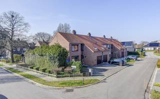 TERUG TE KOOP WEGENS NIET VERKRIJGEN VAN EEN FINANCIERING!! Rustig gelegen tussen Olen en Noorderwijk bevindt zich deze instapklare halfopen bebouwing. De woning geniet van een uitstekende ligging met winkels, scholen, openbaar vervoer en diverse voorzieningen in de directe omgeving. Bovendien is de autostrade E313 vlot bereikbaar, wat zorgt voor een vlotte verbinding naar omliggende steden.<br /><br />Deze ruime gezinswoning combineert comfort met tal van mogelijkheden. Dankzij het gunstige EPC-label C, conforme elektriciteit en een asbestveilig attest kan u hier zorgeloos intrekken, zonder renovatieverplichtingen.<br /><br />Voor de volledige beschrijving en alle documenten ga naar www.immofixed.be!
