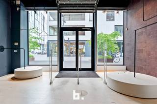 Ontdek deze unieke commerciële kans in het bruisende winkelcentrum van Roeselare!Deze ruime handelsruimte van 273 m², gebouwd in 2008, bevindt zich...
