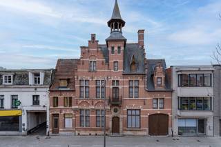 Te renoveren karaktervolle burgerwoning opgetrokken in neo-Vlaamserenaissance-stijl gelegen in hartje Sint-Gillis-Waas. De woning dateert van 1882 en beschikt over een prachtige gevel en enorm veel authentieke elementen. Het perceel is 510m² groot en de totale bewoonbare oppervlakte bedraagt meer dan 340m². Het pand omvat op het gelijkvloers een imposante inkomhal met marmeren vloer, ruime en lichtrijke leefruimtes, een eetkamer, een uitgeruste keuken en een gezellige veranda met zicht op de tuin. De eerste verdieping telt in totaal vier slaapkamers en een badkamer. De volledige tweede verdieping dient momenteel als zolder en kan verder ingericht worden. Een ruimte met enorm veel potentieel. Door de unieke ligging en de grote volumes is het uitermate geschikt voor investeerders, vrije beroepers die privé/werk willen combineren. De mogelijkheid bestaat om de aanpalende woning (nr. 24) die momenteel verhuurd is mee aan te kopen. Voor meer informatie of een bezoek ter plaatse kan u ons steeds contacteren. Stedenbouwkundige vergunning verkregen Recente bestemming: Woongebied Geen rechterlijke maatregel opgelegd Geen voorkooprecht Geen verkavelingsvergunning Renovatieplicht van toepassing EPC: 497 kWh/m²jaar - UC3186071 P-score: A en G-score: A